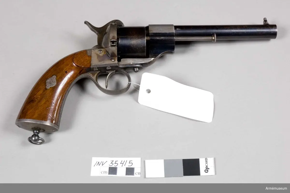 Revolver m/1863 med stiftantändning, för svenska artilleriet. Tillverkningsnumret är bortslipat. Pipan är märkt "LEFAUCHEUX BRTE à PARIS". Se i övrig AM 35406.