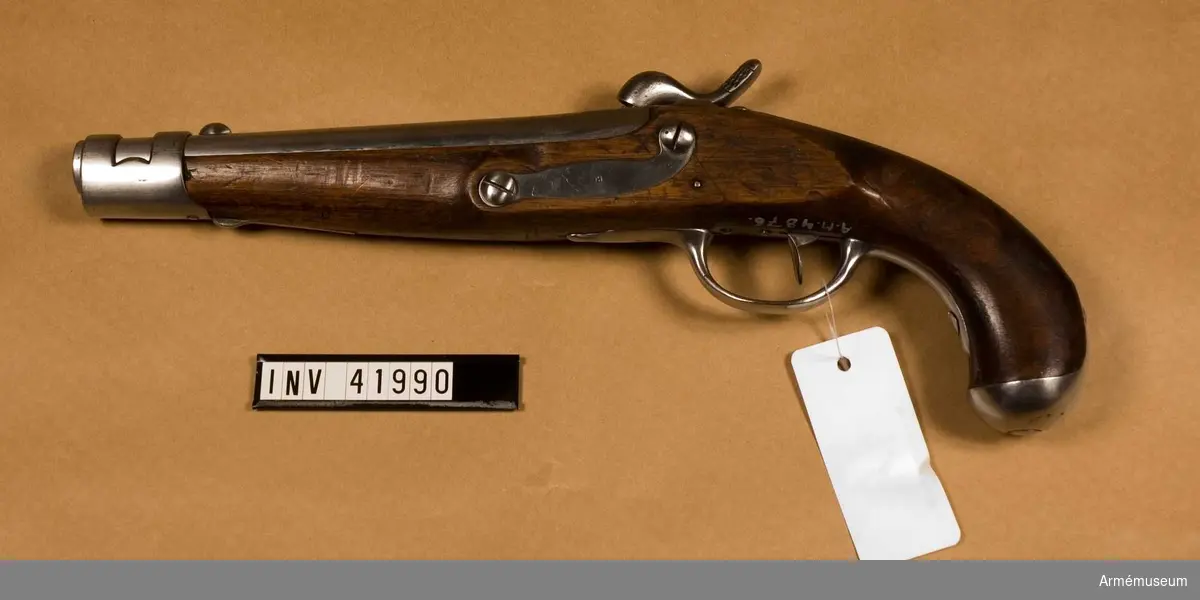 Grupp E III.
Beslag av järn.
Pistol med slaglås förändrad m/1845 med flintlås.