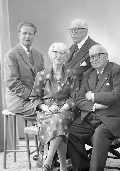 Enligt fotografens journal nr 9 1958-: "Fredborg, Herr Filip med son, och Josua Walthen Gbg".
Enligt notering: "Herr Filip Fredborg med Fru Ester och Son och Herr Walthén, Göteborg".