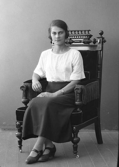 Enligt fotografens journal nr 5 1923-1929: "Jacobsson, Karin Houg Här".