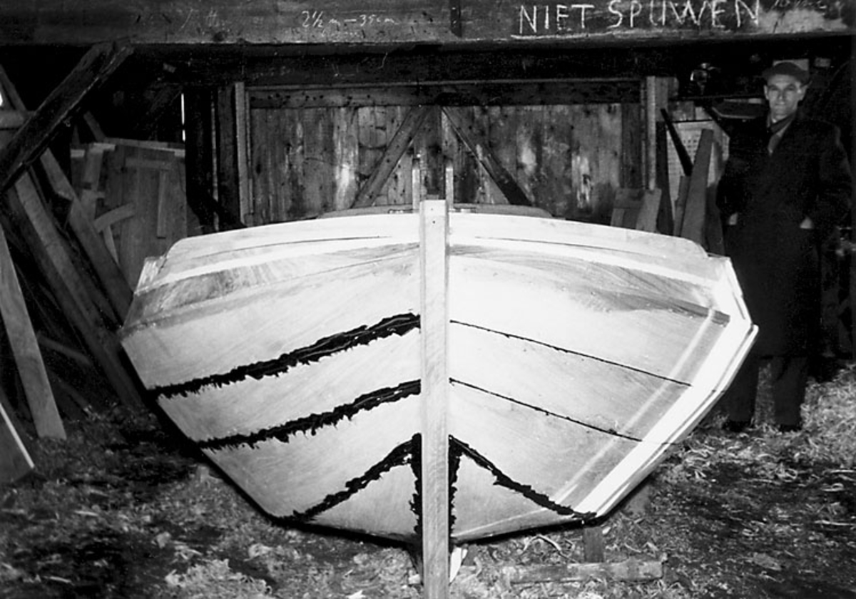 Skrivet på baksidan: "4."

Bildserien från ett holländskt småbåtsvarv 0908-0930.