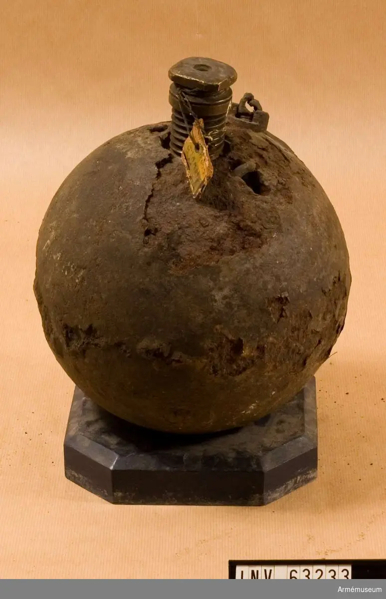 Grupp F II.  

Bomb med brandrör av metall, för svenska marinen från och med införandet av 1831 års kalibersystem. För bombkanon.
Sjöfynd?