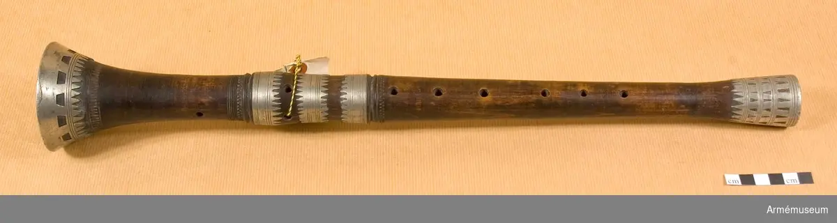 Oboe av mörkbetsat trä.