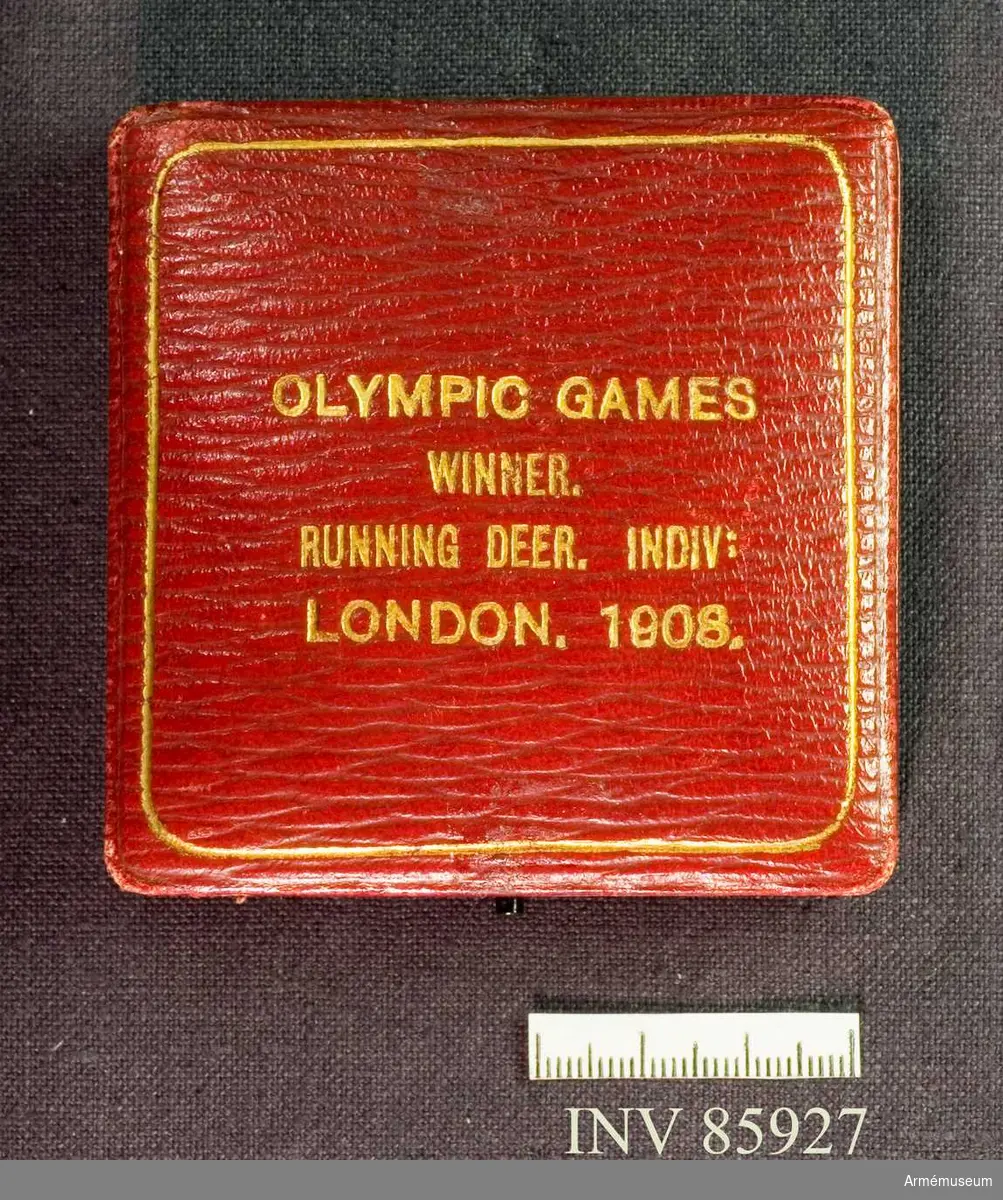 Grupp M II.
Guldmedalj vunnen av Oscar Gomer Swahn i löpande hjort, enkelskott, OS 1908 i London.