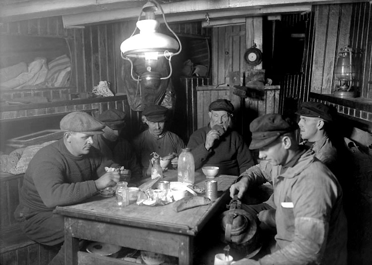 Dec 1923. Fiskare vid måltid i "Margas" skans.