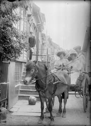 Skuespillerinne Borghild Hammer utenfor Erik Hadland Torjuse