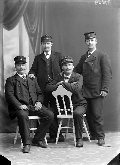 Enligt senare noteringar: "Ateljéfoto. Fyra män med uniformsmössor".