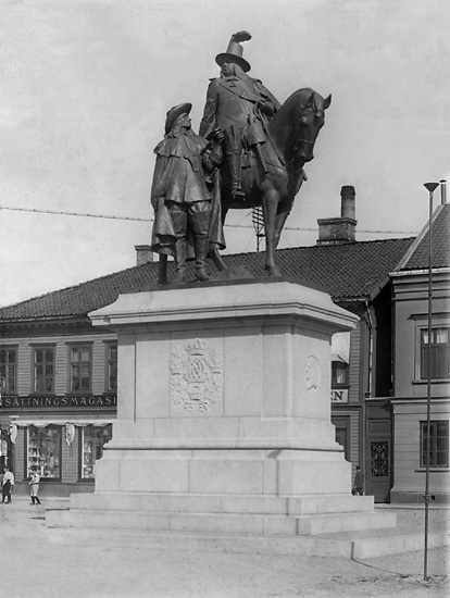 Dubbelstatyn av Karl X Gustav och Erik Dahlbergh på Kungstorget i Uddevalla