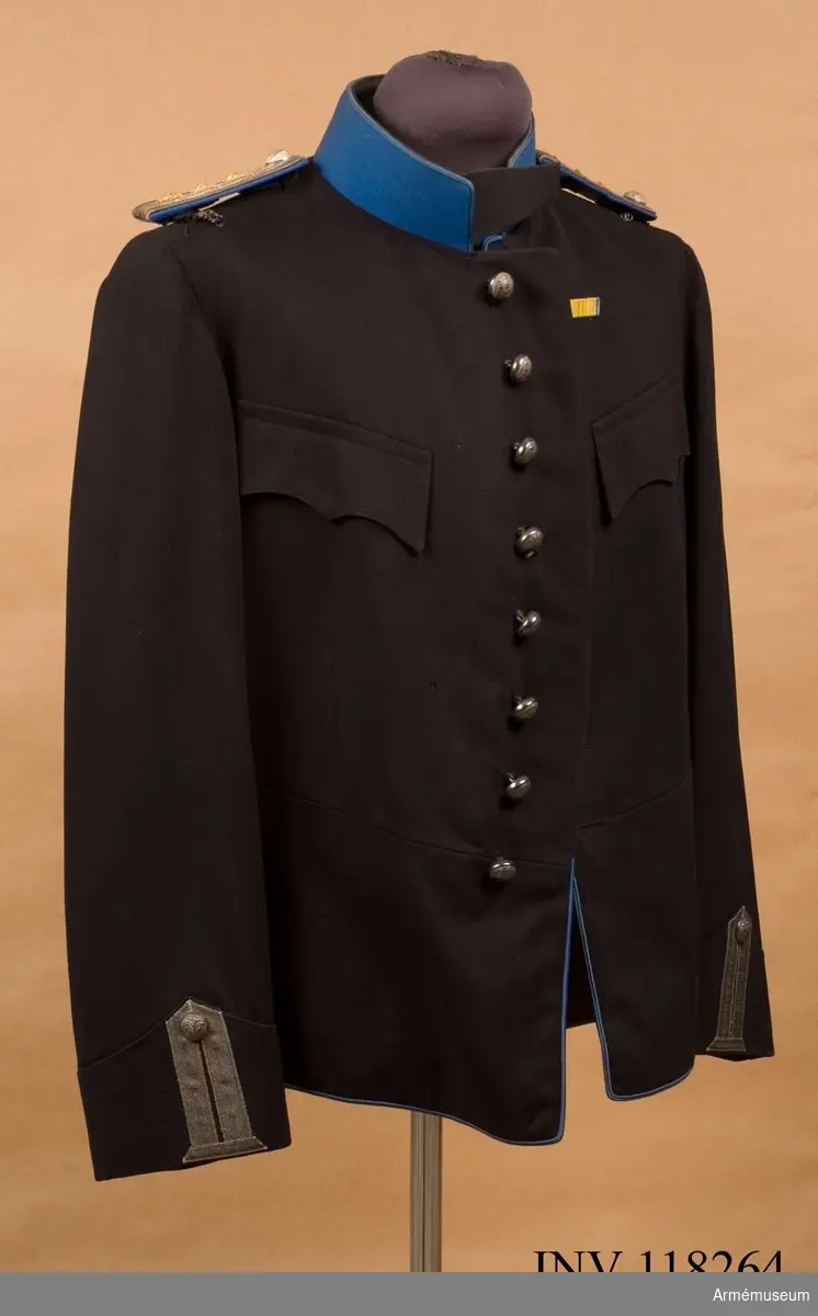 Grupp C:I.
Uniform bestående av:
1. mössa, 2. vapenrock m/1885 med axelklaffar, 3. ridbyxor, 4. sabelkoppel, 5. dagkaptensbrick med band.