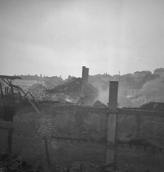 Text till bilden: "Branden i Richters fabrik. 1946.11.12".



