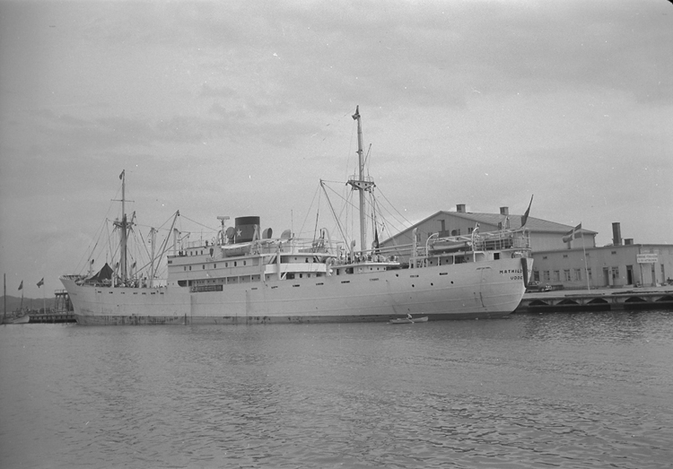 Text till bilden: "Matilda Thordén 6500 ton vid Grötökajen. 1950.06.20"












i
