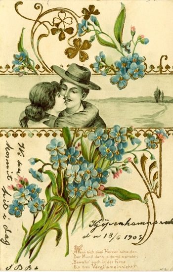 Postkort. Ett förälskat par omgivet av bårder med hjärtan; blå förgätmigej och gyllene lyckoklövrar samt en tysk vers