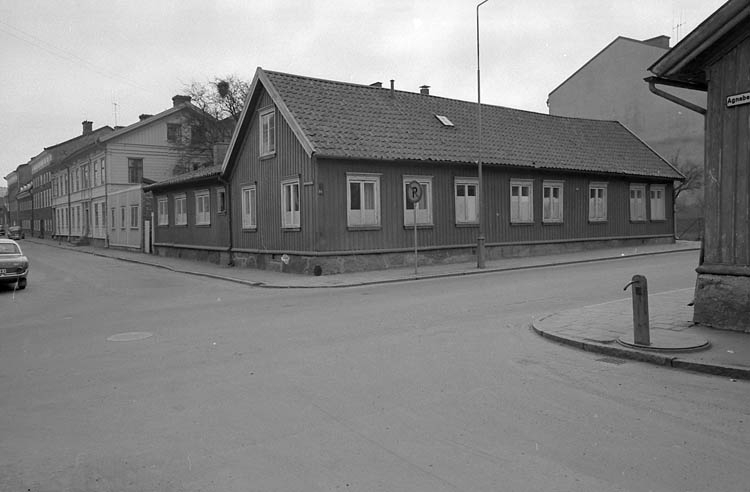 Text till bilden"I huset rakt fram hade Läroverket lokaler för skolkök och slöjd. Det låg i hörnet av Östergatan-Agnebergsgatan. Kortet är från mitten av 60-talet".
Finns i bok om U-a del 2 sid 25.