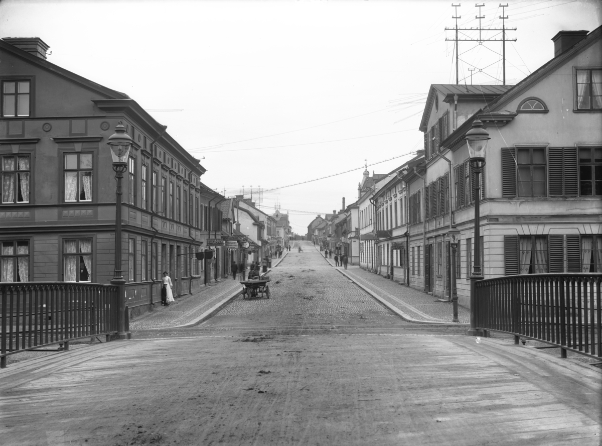 Kungsgatan, Enköping, vy från sydväst och Stora Bron (Kungsbron), ev. 24 september 1907