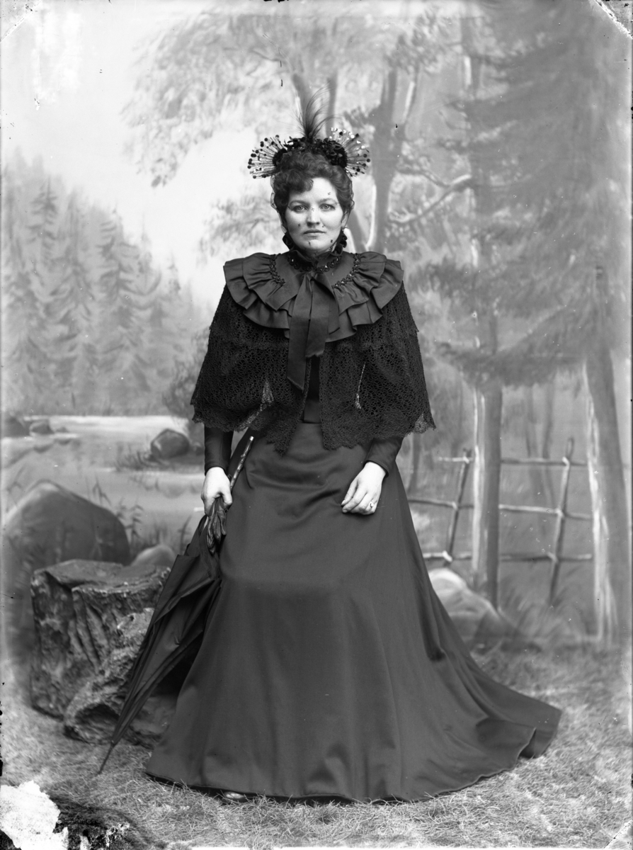 Kvinna i svart klädsel, oidentifierad