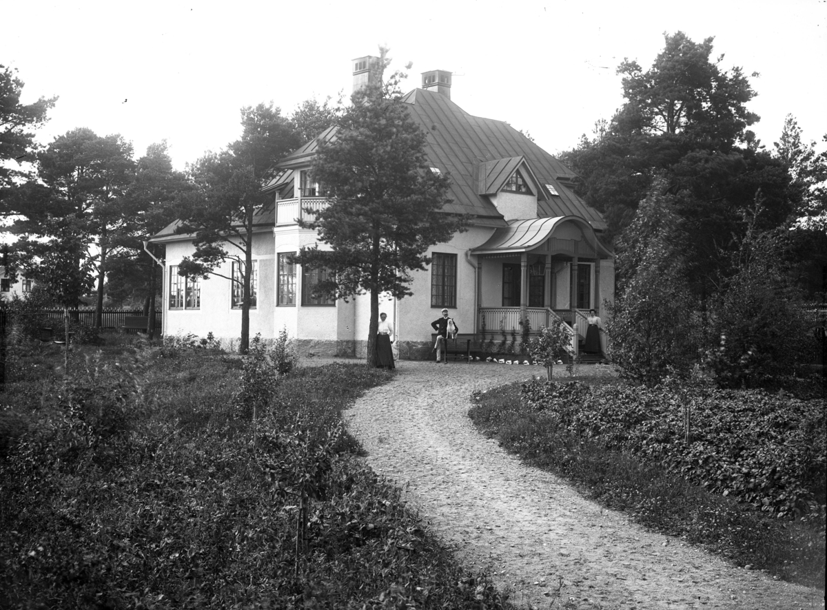 Sagan No. 1, Brunnsgatan 1 (modern adress), Grillby, Villberga socken, Uppland, vy från söder, ca 1906-1914