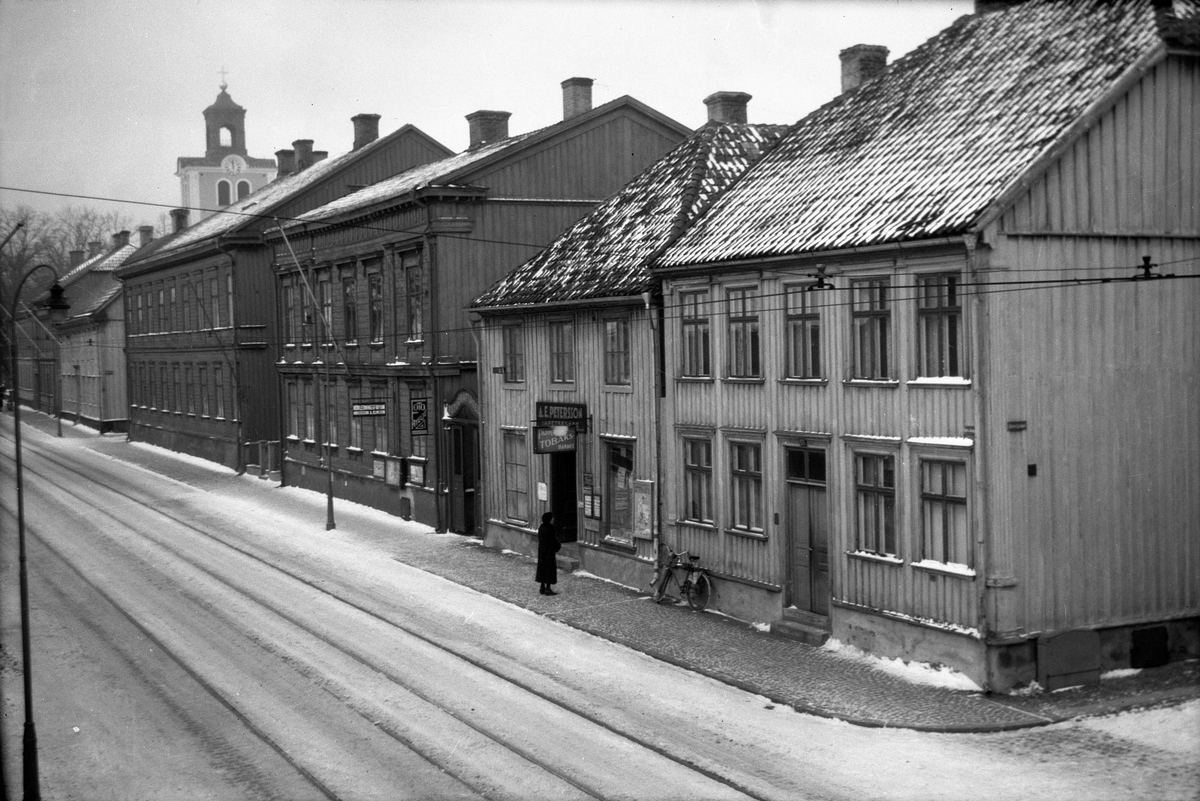 Östra Storgatan i Jönköping. I husen finns Rörledningsfirman Andersson & Elmgren, en Fotoatelje och en Pappers och Tobakshandel.
