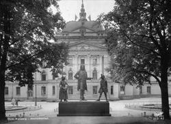 Oslo. Holberg-monumentet.