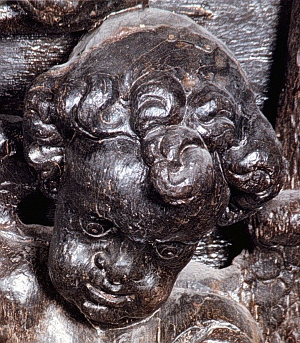Skulpturdel, ansikte till en putto. Ansiktet är separat snidat.



Text in English: Face of a sculpted putto. Separately carved.