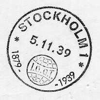 Datumstämpel, klich` i gummi. S k minnespoststämpel,
medheldragen ram. Texten "STOCKHOLM 1" på övre halvan längs
ramen,omgivet av 2 stjärnor. Datum på en rad i stämpelns mitt
linjärt.Därunder en rutad cirkel med textband tvärs, med text
"I.O.G.T.",flankerad av årtalen 1879 och 1939. Stämpeln användes vid
entillfällig postanstalt inrättad i Svenska IOGT's fastighet
påVasagatan 9, Stockholm den 5 november 1939, då IOGT
firade60-årsjubileum. IOGT = International Order of Good Templar.