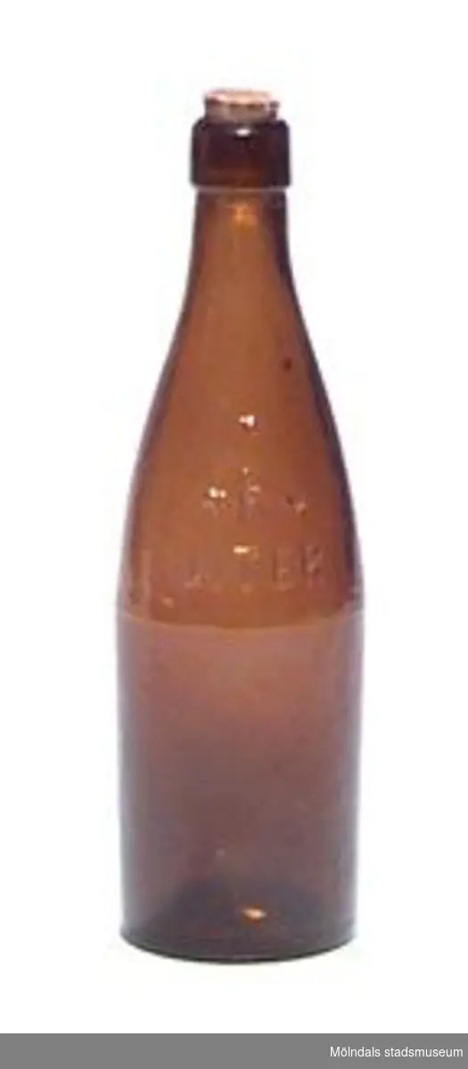 Brun flaska med bevarad kork. Inpressat i glaset: "* R * 1/3 LITER".Tillvaratagen av givaren i Landala (1968?).