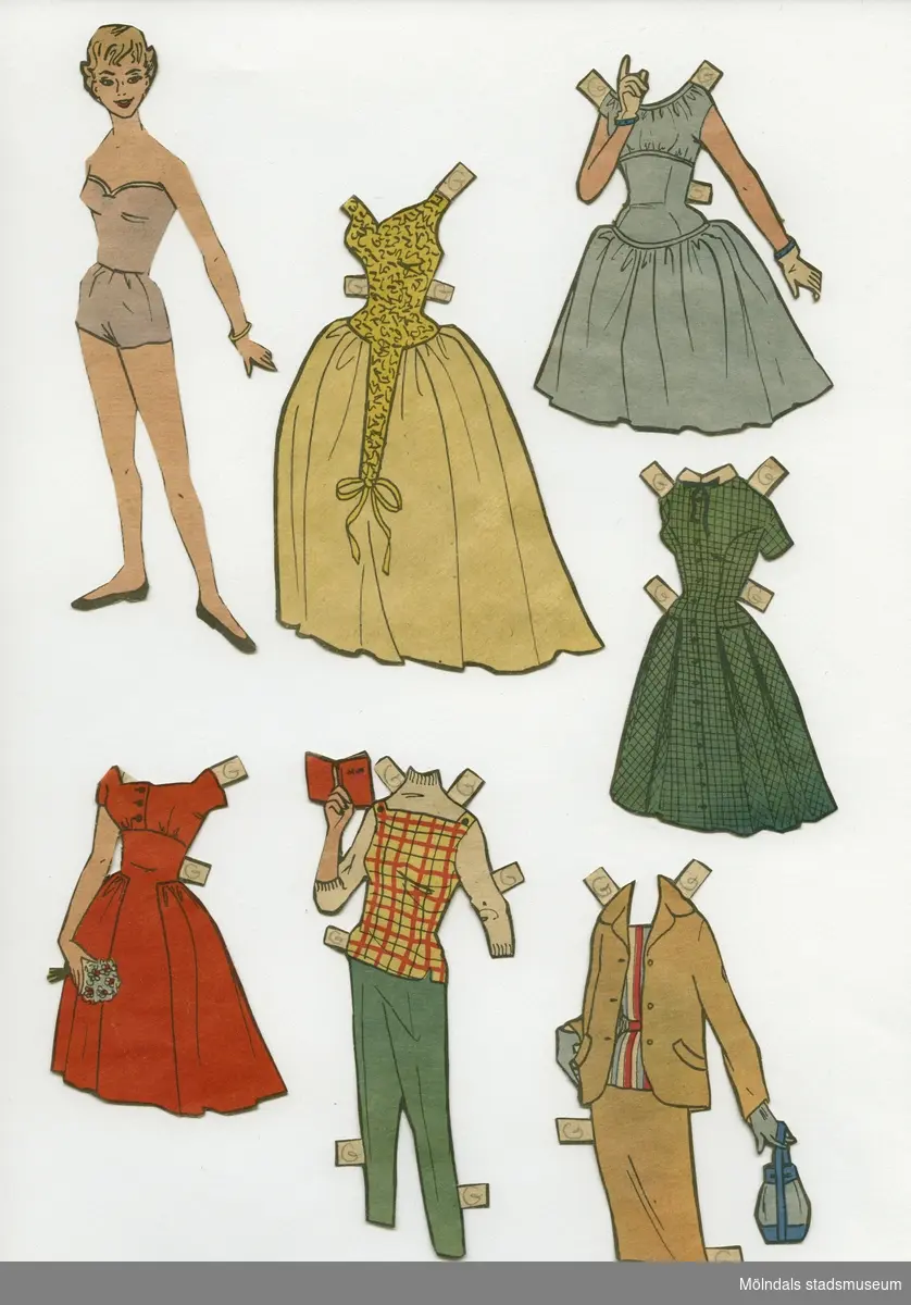 Klippdocka med kläder och tillbehör, urklippta ur tidning på 1950-talet. Docka och kläder märkta "Gunilla" på baksidan - dockans namn. Dockan föreställer en ung kvinna, tecknad, med blont hår i kort frisyr, iklädd underkläder (topp och underbyxor).Garderoben består av tre kortare klänningar, en längre klänning, set med byxa, polotröja och väst, dräkt med kavaj, skjorta och kjol, kappa med paraply, lucialinne med krona och stjärngosse, samt två skiddräkter (jacka med kapuschong och byxor), varav en med skidor och en med stavar. 