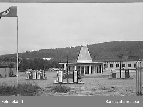 BP:s bensinstation vid gamla Riksväg 14/Bultgatan (nuvarande E 14), 1950-talets början. Här ligger Bilbolaget idag (2005). Bensinstationerna förde även bensin från andra bensinbolag; som här Caltex och Esso.