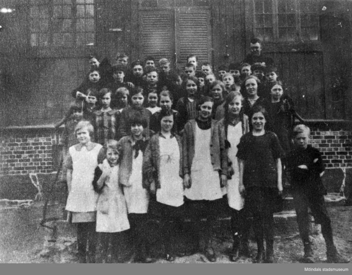 Skolklass uppställda utanför Kärra skola i Mölndal år 1928.