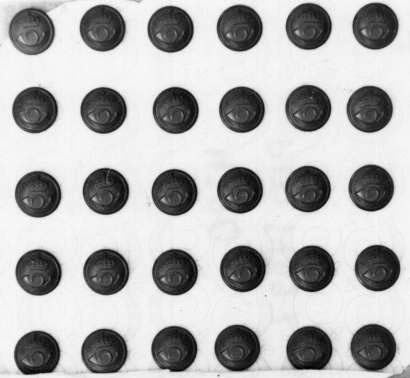Uniformsknappar, 30 st. Grågula metallknappar med postens
symbol i relief mot streckad grund inom en smal och slät kant, minsta
storleken, obottnade. Cirkulär nr 28 den 12 maj 1937. Artikelnumemr
2600/1949.