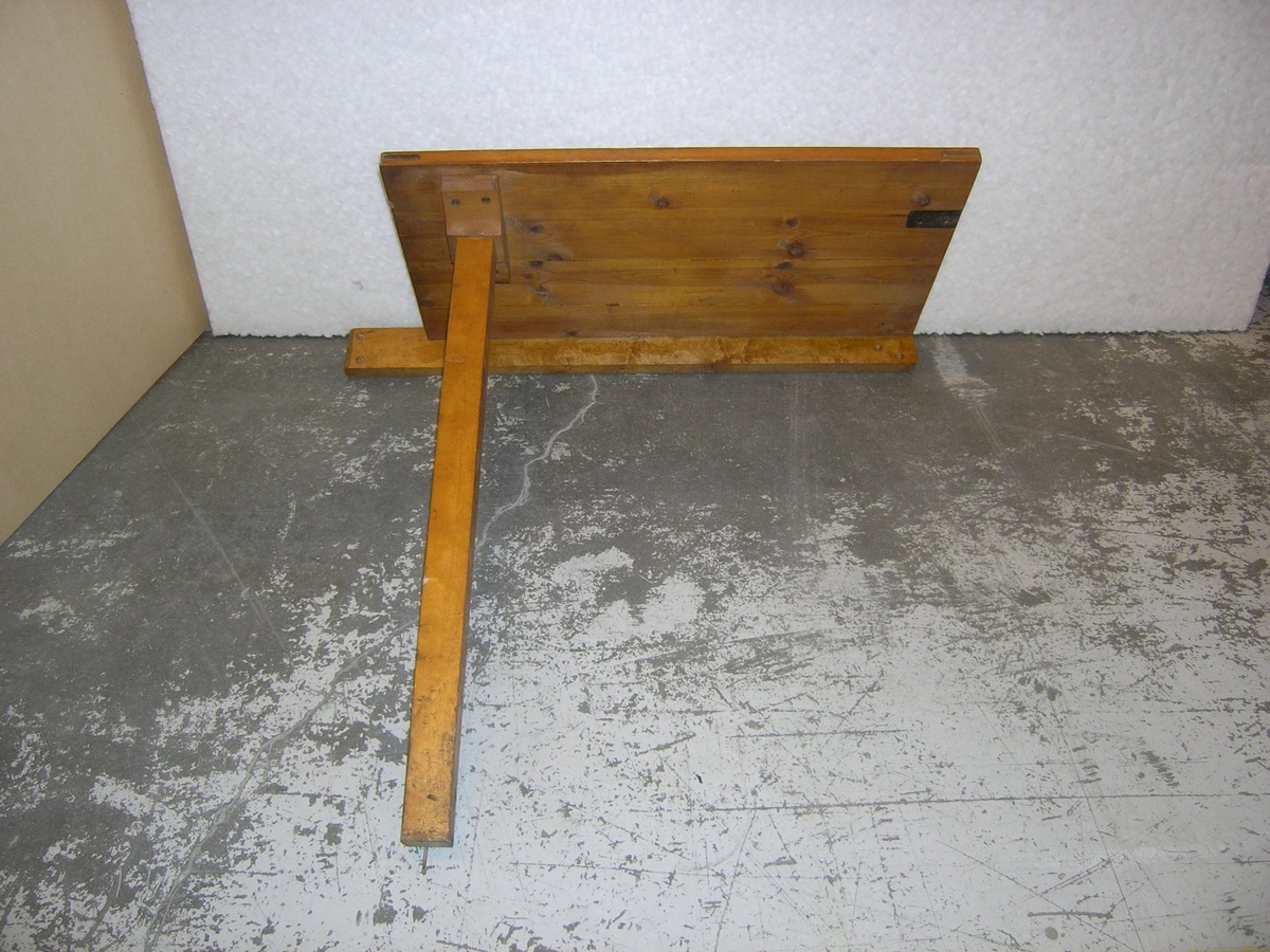 Bordet har ett ben med en spikspets längst ner, 25 mm lång.
På höger sida sitter ett vinkeljärn med två hål för skruvfäste. I
bakkant på undersidan kan bordet fästas mot vägg, fyra hål för skruv.