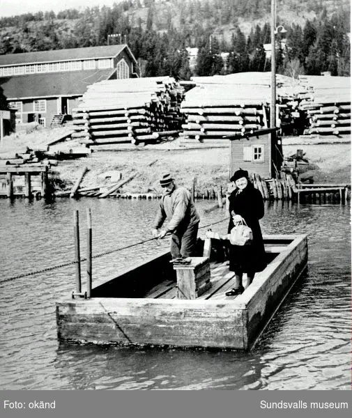 Handdragen färja över Selångersån. I bakgrunden Laurents såg. Färjan drogs för hand med en kedja som fick sänkas ned då båtar skulle passera. 1948 kostade överfarten 5 öre.