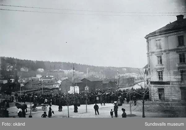 1:a maj 1911. Demonstrationståg på väg över Storbron. Trämagasinen på Norrmalm i bakgrunden.