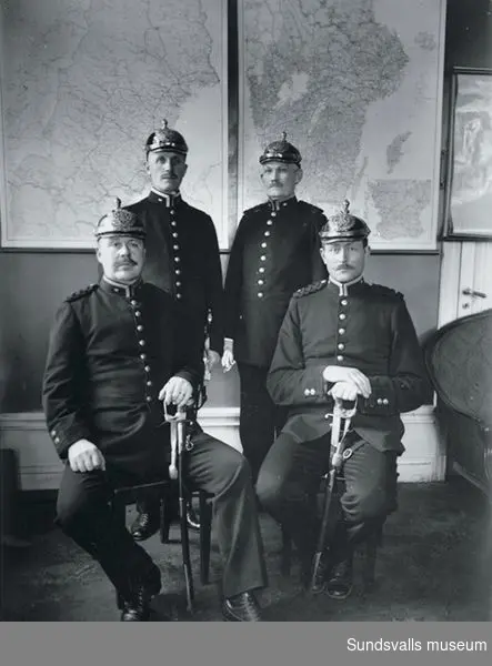 Poliskonstaplar i uniformer på poliskontoret i Stadshuset. Bilden tagen i samband med att det beslutats att kasken skulle ersättas av skärmmössa som huvudbonad.