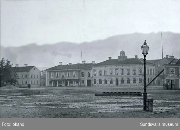 Staden före branden 1888. Bilden visar till höger  kv Mercurius  med Tullhuset (uppfört 1855) och till vänster kv Bacchus (det första hotell Knaust).