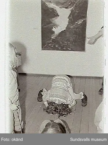 Öppna förskolans verksamhet i museets "Barnens galleri". ser på konst i museets utställningar.