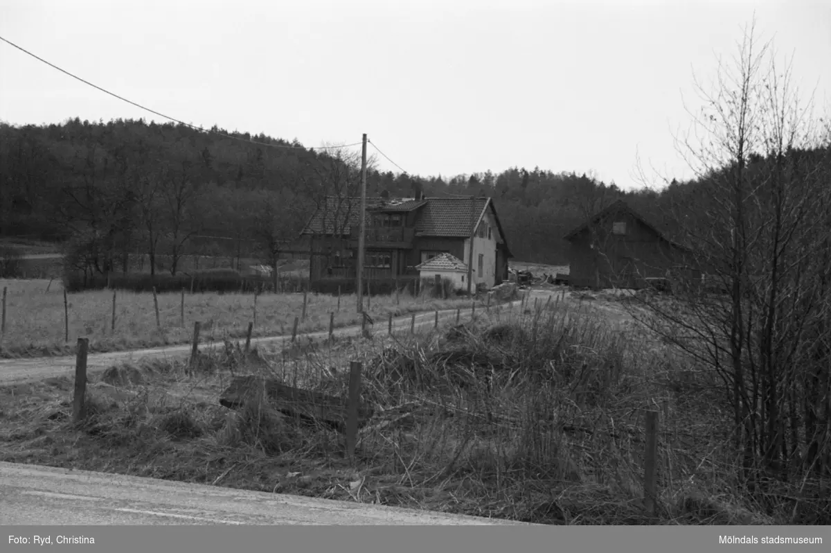 Byggnadsdokumentation och uppfartsväg till Skäggered 2:6 och 2:22, år 1992.