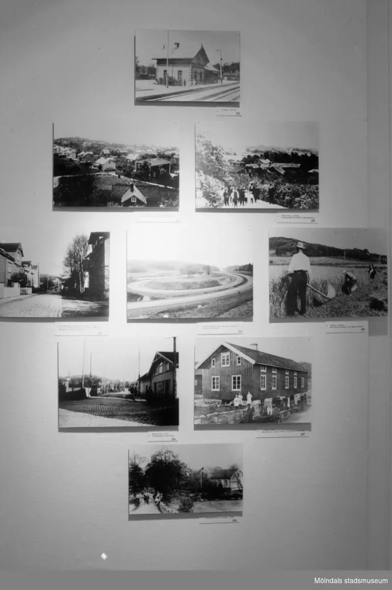 Interiörbilder från utställningen "Gammalt skräp eller samlade minnen" som visades på Mölndals Museum 23 maj - 29 nov 1992. Denna utställning visade föremål och foton från museets egna samlingar, insamlade under de fem första verksamhetsåren.