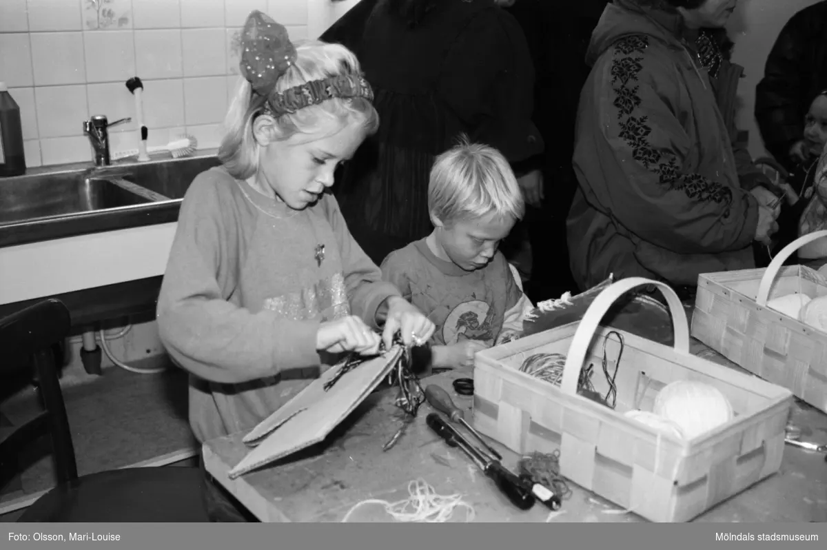 Familjesöndag, 1992 på Mölndals museum, i samband med utställningen "Gammalt skräp". Man ser barnverkstad med käpphästtillverkning, mannekänguppvisning med baddräkter samt paneldiskussion om "samlande".