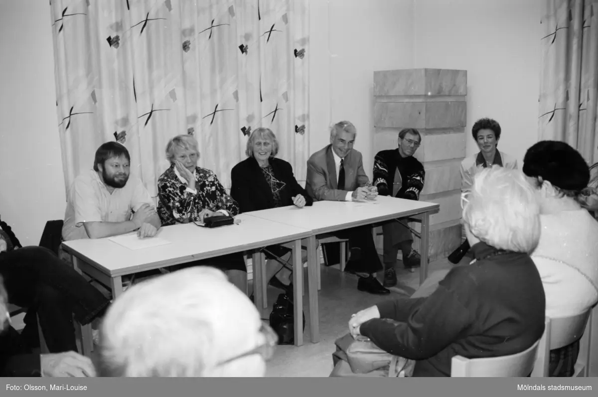 Familjesöndag, 1992 på Mölndals museum, i samband med utställningen "Gammalt skräp". Man hade barnverkstad med käpphästtillverkning, mannekänguppvisning samt paneldiskussion om "samlande". Ulla Hasselqvist sitter längst till höger.