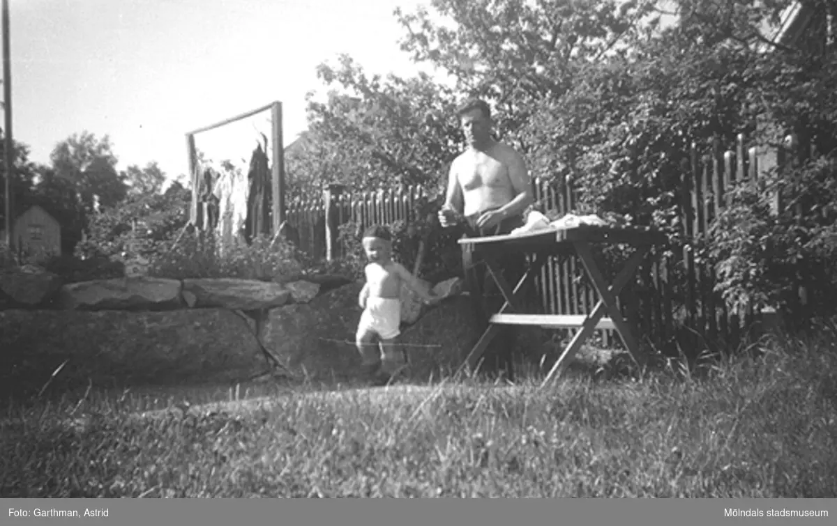 Alf och Helmer Garthman i trädgården. Mölndal, 1950-tal.