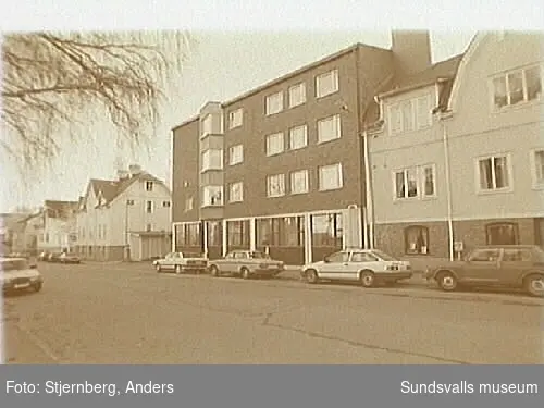 Foto 24: Vy fr NV utmed Östra Långgatan och tomterna 1, 16, och 3.
