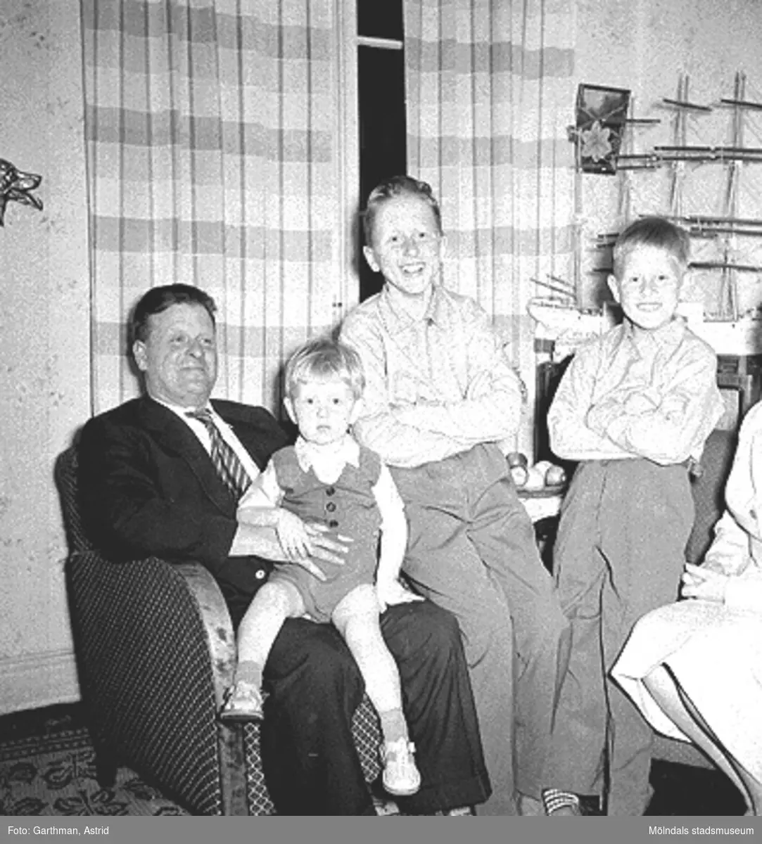 Hemma hos familjen Garthman. Från vänster; pappa Helmer med Jerry i knät, Leif-Åke, Alf och mamma Astrid. Familjen bodde på Barnhemsgatan 21, 1 rum och kök med kammare, år 1958.