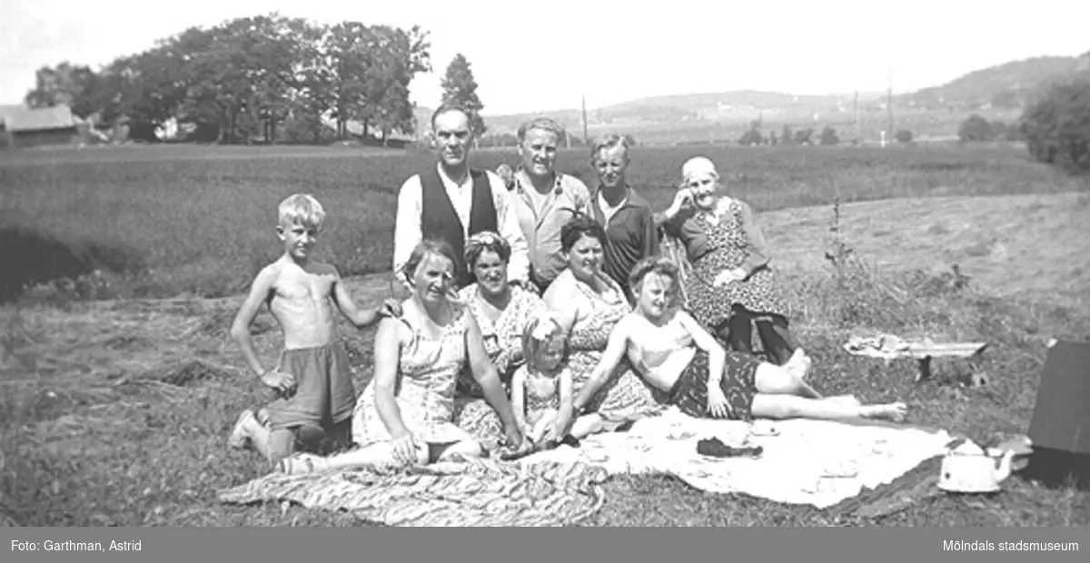 Gustav Anderssons släkt i Fjärås, 1940-tal. Okända av givaren. I bakre raden, andra från vänster står Gustav Andersson, hustrun "Gullan" (givarens faster) sitter i främre raden nr två från höger.