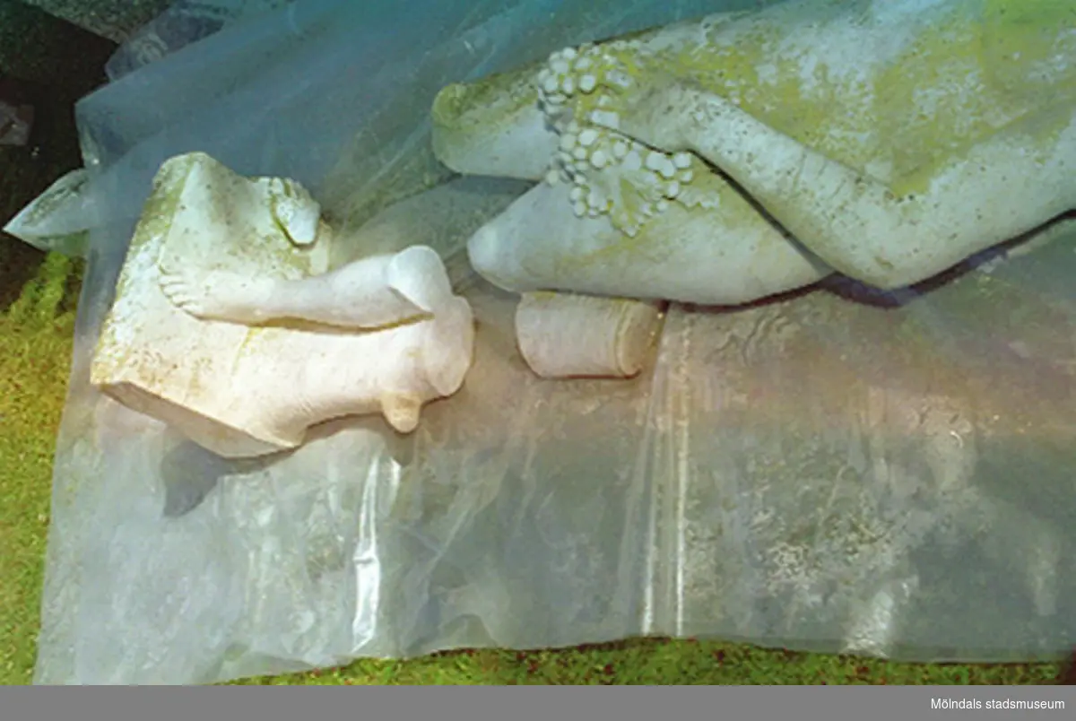 Dokumentation av sönderslagna skulpturer Bacchus och Flora, Gunnebo slott juni 1993.