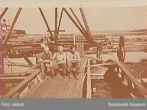 Verner Söderkvist, Ragnar Bylund och John Andersson ( Ingvar Anderssons pappa) på timmerbommen i Svartvik.