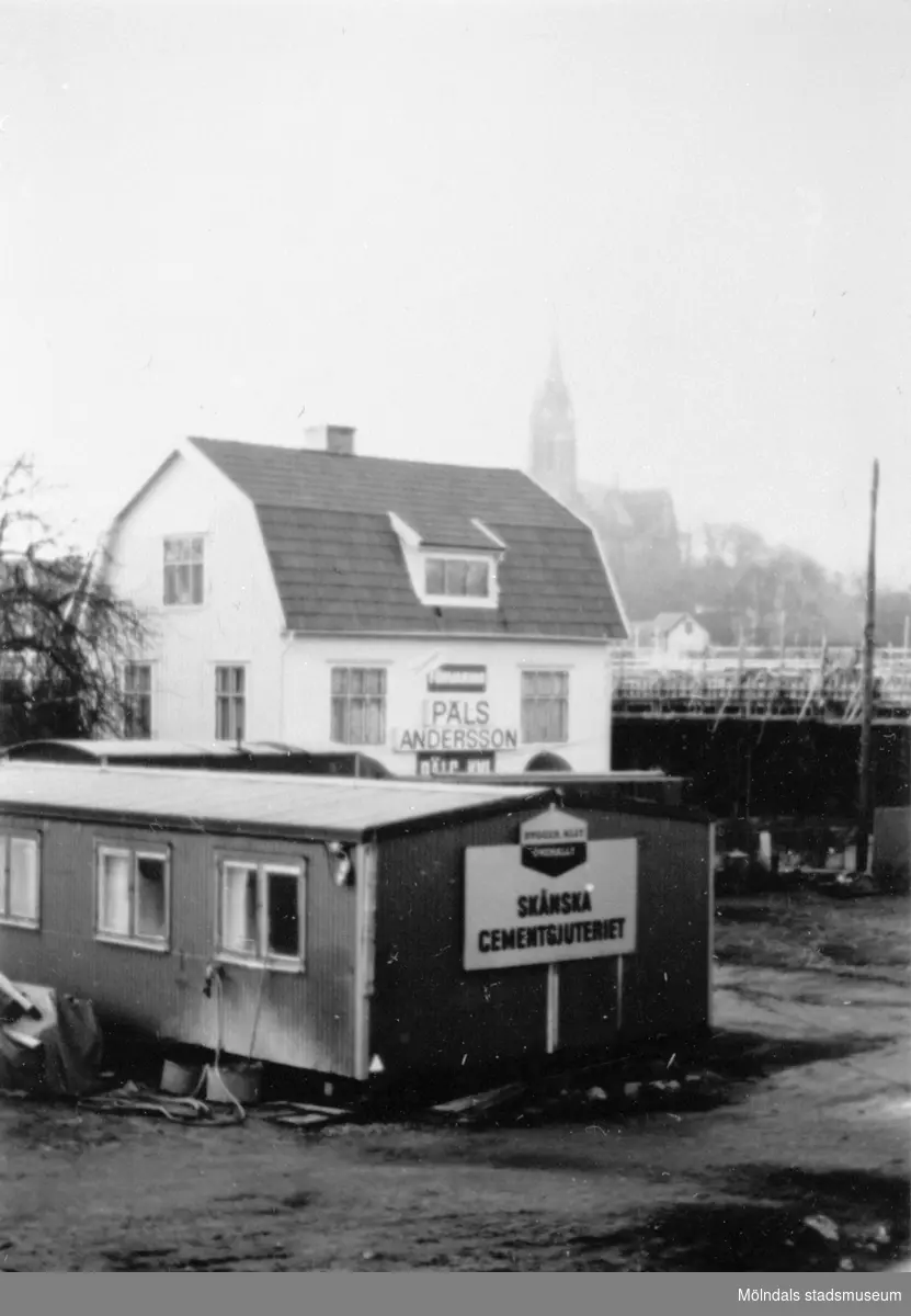När Mölndals bron byggdes 1975. Bild av affär (Andersson päls) på Storgatan 40 och en byggcontainer framför brobygget.
