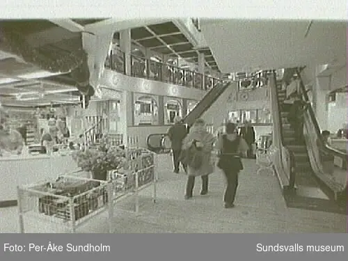 Dokumentation av varuhuset Forum, Storgatan 28, inför nedläggningen 1995-01-28.
