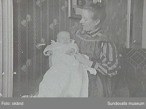 Text på fotografiets baksida: "Karl Henrik Wåhlstedt, född den 13 Sept. 1906. med sin mamma och Moppe. Taget den 27 Jan. 1907. Östersund"