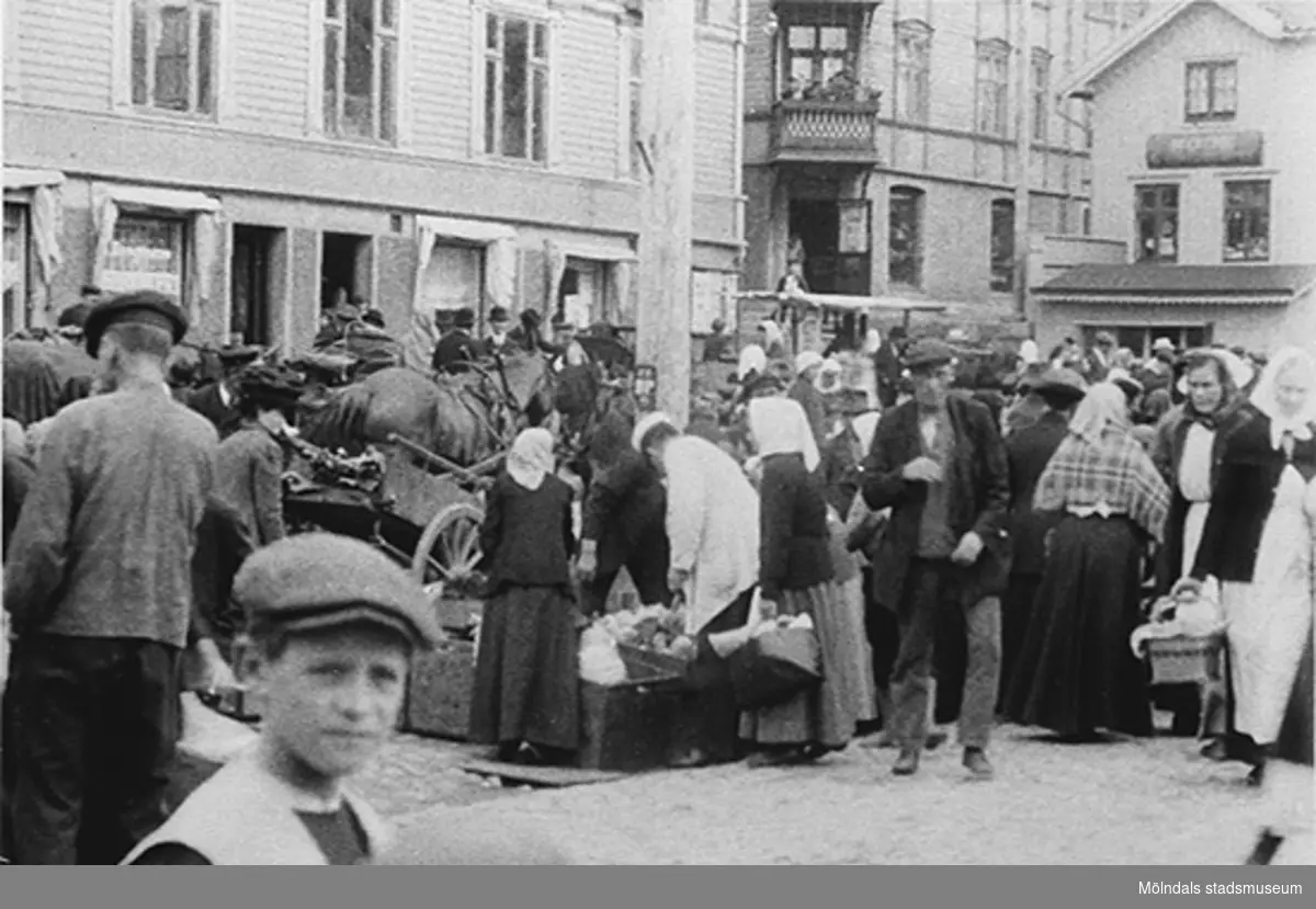 Gamla Torget mot nordost 1910-tal. Man ser Gamla stadshuset (Kvarnbygatan 43), Hedströms fastighet (Roten F 8-9), Malmgrens hus (Kvarnbygatan 45). Detta är en bild ur brandchef John E. Carlströms mölndalsfilm.