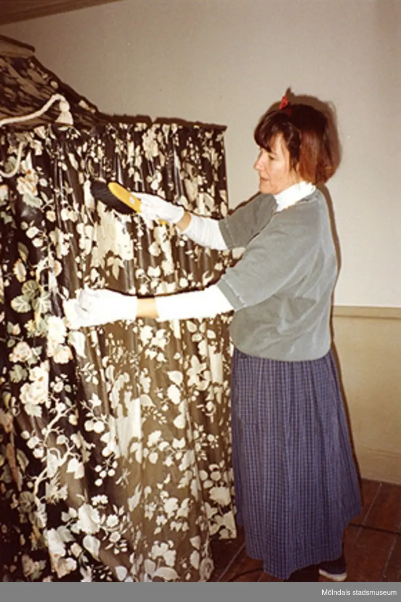 Monica Perman städar i östra förmaket på övre våningen och i herr Halls sängkammare (rum nr 53 och 44). Cirka 1993.